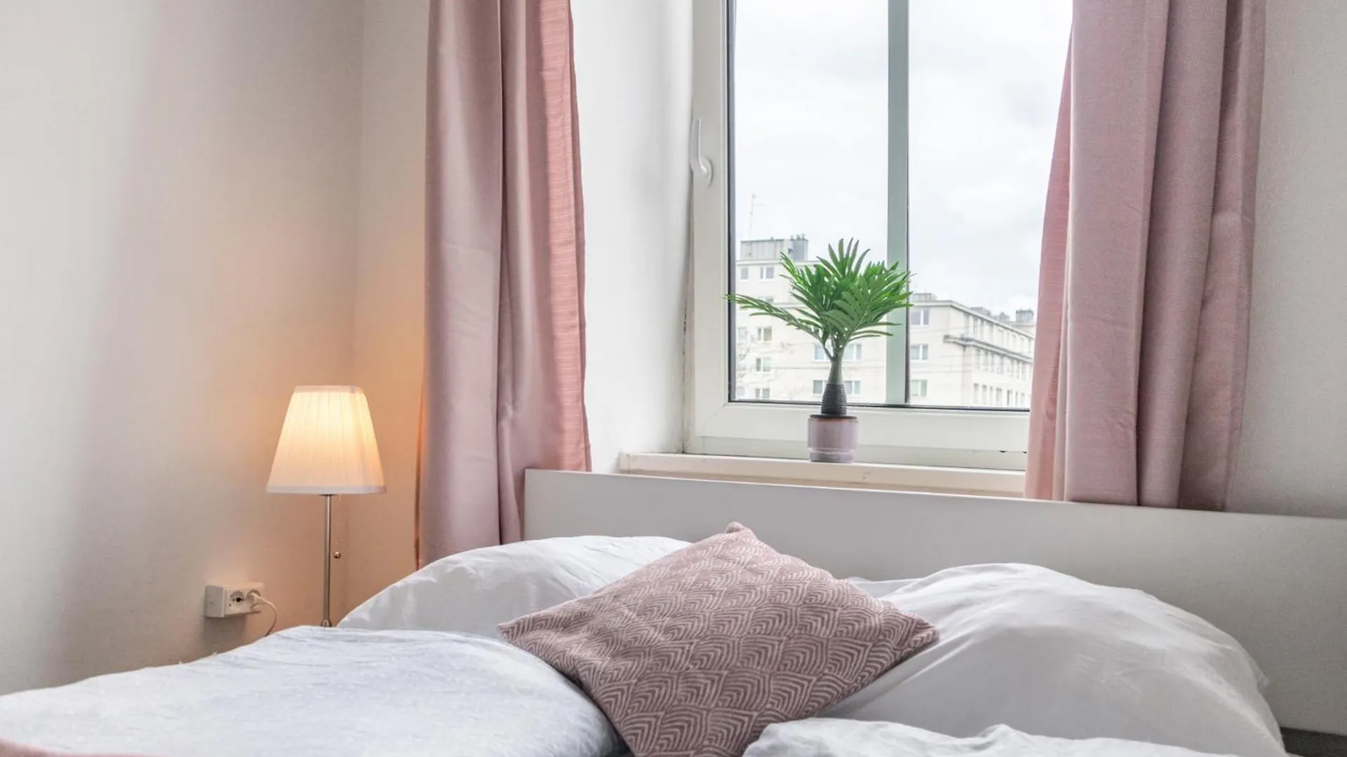 Massive 6Br Shared Apt At Millenium City For Big Groups Vienna 0*,